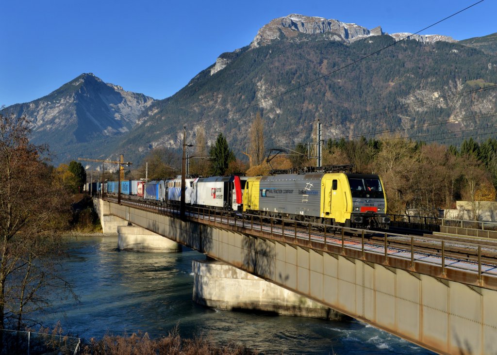 189 903 + 185 665 + 139 177 + 186 102 mit einem KLV am 17.11.2012 bei der berquerung des Inns in Brixlegg.