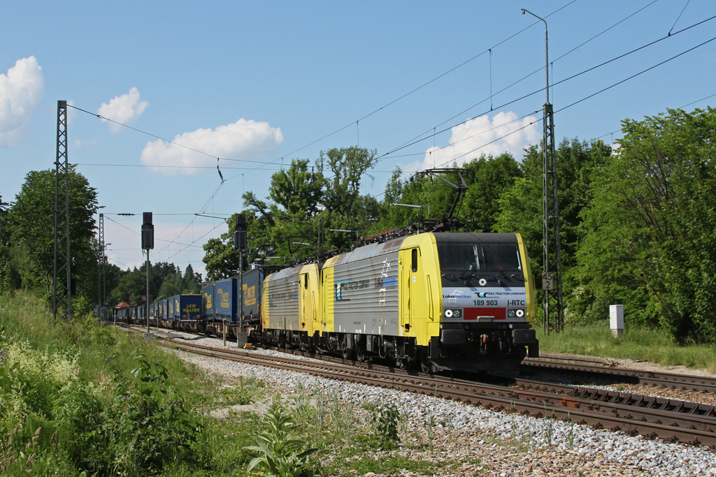 189 903 + 901 mit einem KLV Zug am 05.06.2011 in Aling.