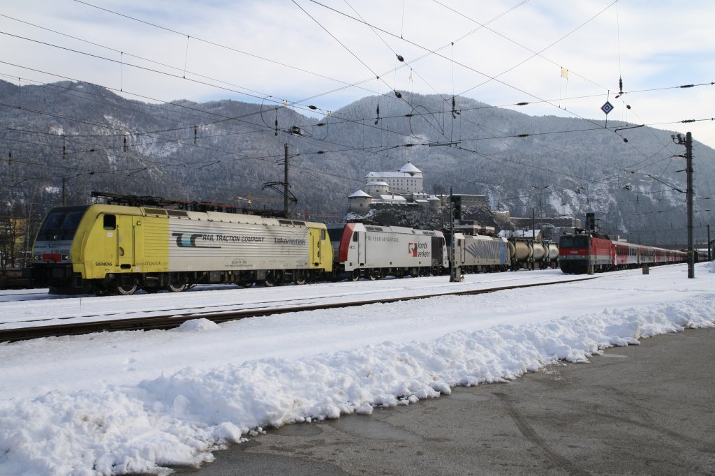 189 903-8, 185 665-7 ``Kombiverkehr`` und 186 102-0 stehen am 29.1.2011 bei schnstem Winterwetter in Kufstein und warten auf die Ausfahrt Richtung Mnchen