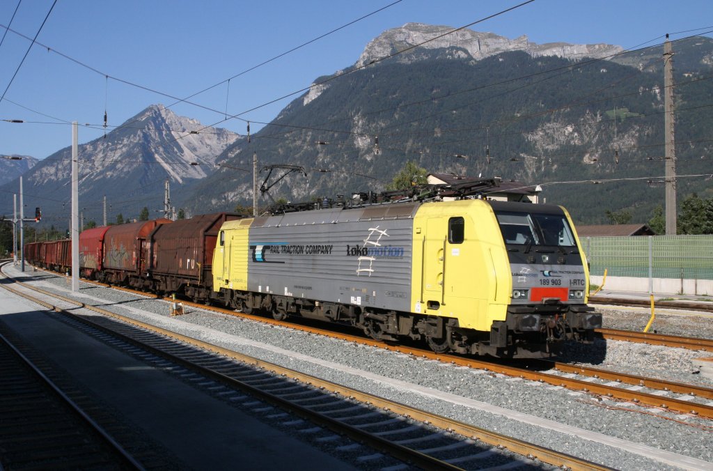 189 903-8 durchfhrt am 18.9.2012 mit einem Stahl/Schrottzug den Bahnhof Brixlegg Richtung Mnchen.