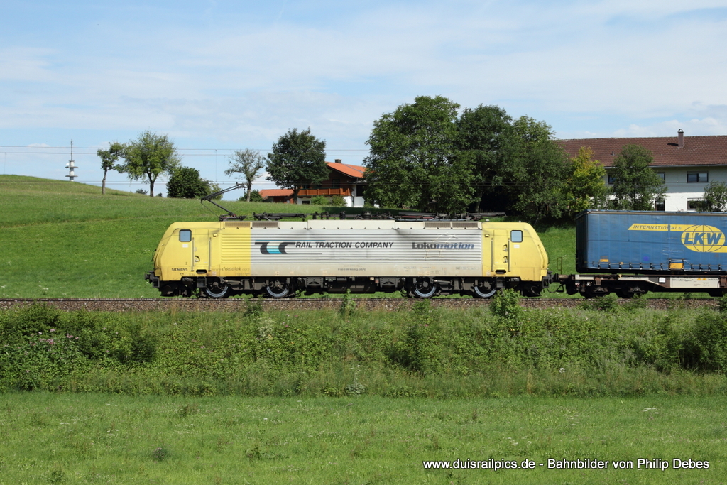 189 903-8 (Lokomotion / Rail Traction Company) fhrt am 19. Juli 2012 um 9:56 Uhr mit einem Gterzug durch Axdorf