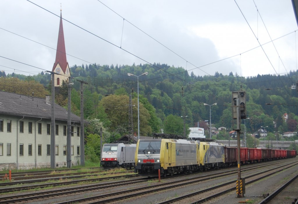 189 903 von Lokomotion und die  Cream -189er stehen als Doppel mit ihrem Zug zum Brenner in Kufstein bereit, udn wartet darauf, auf die Strecke gelassen zu werden, whrend 186 109 sich auf Schiebedienst vorbereitet. 15.5.2010