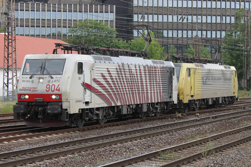 189 904 und 189 903 fuhren am 1.6.12 durch Dsseldorf-Rath.Die Loks fuhren ber die S6 und S3 Strecke und holten in Hattingen einen Diesellok ab.