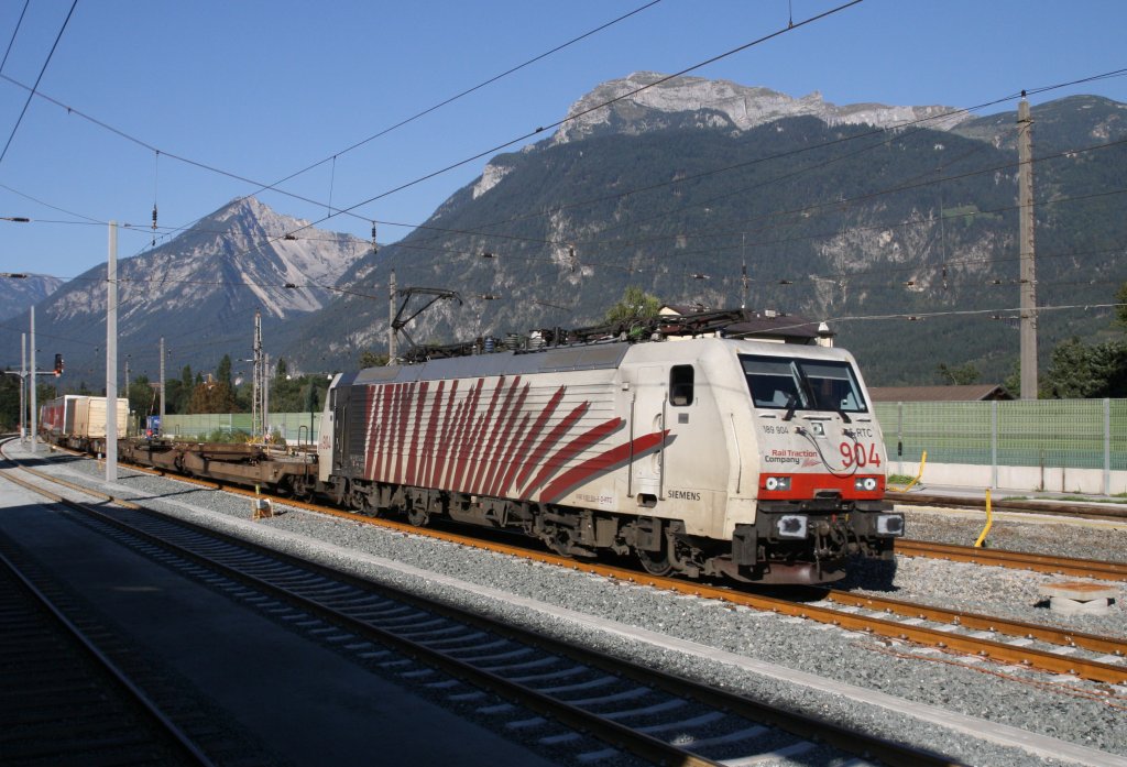 189 904-6 von Lokomotion fhrt am 18.9.2012 bei schnem Wetter durch das Unterinntal, von Italien kommend. Hier im neugebauten Bahnhofsbereich von Brixlegg.