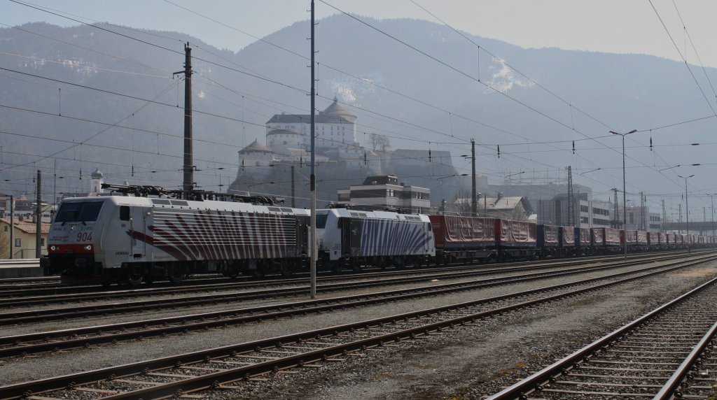 189 904-6 mit neuem roten Zebralook von Lokomotion steht zusammen mit 185 663-7 und einem Winnerzug am 14.3.2012 in Kufstein. 189 904-6 wird abgehngt und verbleibt in Kufstein, 185 663-7 fhrt mit dem Zug weiter nach Mnchen.