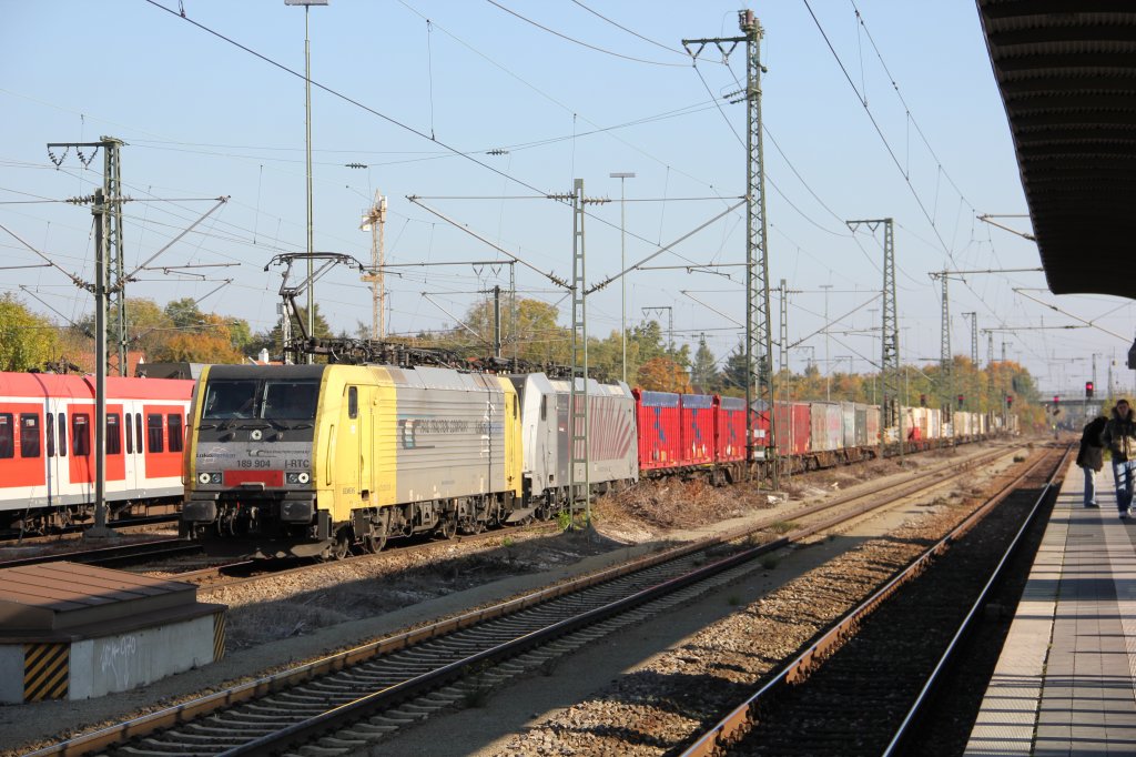 189 904 (I) und 186 xxx durchfahren den Bahnhof Trudering (bei Mnchen) am 22. Oktober 2011.
