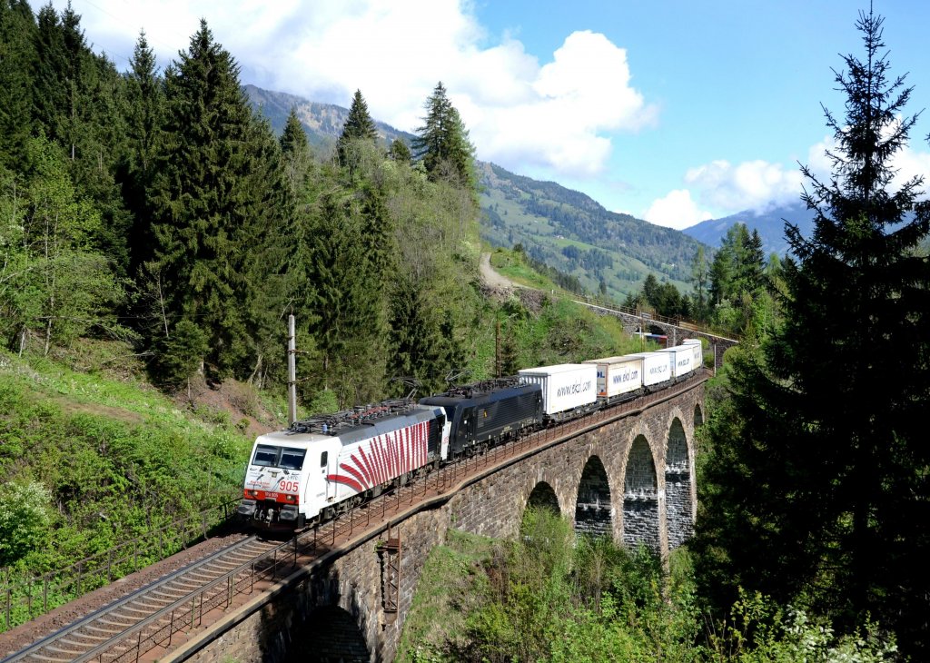 189 905 + 189 986 mit einem Ekol-KLV am 04.05.2013 auf dem Hundsdorfer-Viadukt zwischen Bad Hofgastein und Angertal.