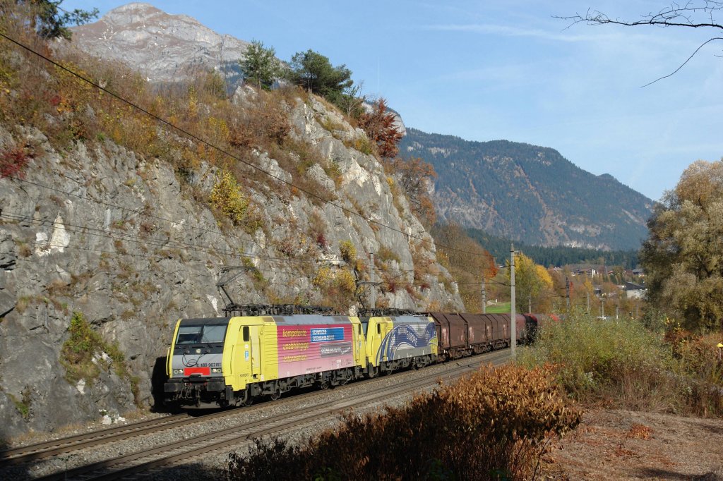 189 907 + 189 912 mit einem Stahlzug Richtung Italien am 04.11.11 unterwegs bei Jenbach.