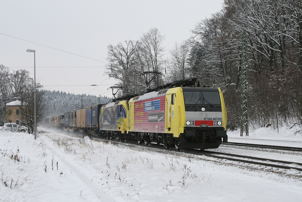 189 907 + 912 mit einem KLV Zug am 04.12.2010 in Aling.