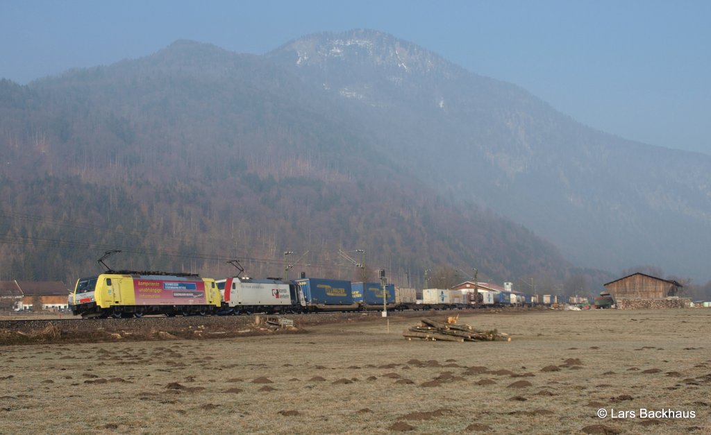 189 907-9 und 185 664-0 bringen am 5.03.11 einem KLV-Zug durch Niederaudorf Richtung Brenner.