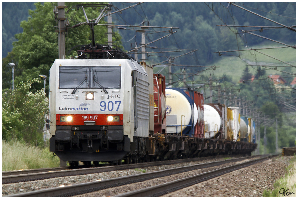 189 907 Lokomotion rollt mit STEC 43562 (Triest - Ostrava) durch die Haltestelle Kammern. 
23.6.2013