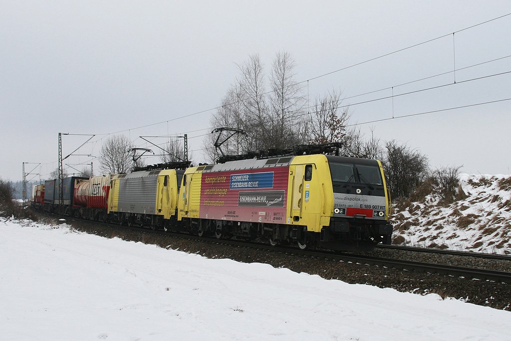 189 907 und eine Schwesterlok mit einem KLV Zug am 16.01.2010 bei Ostermnchen.