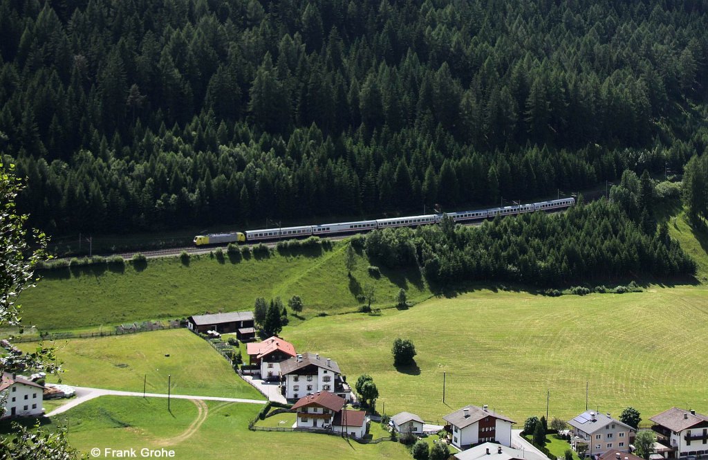 189 909 Dispolok ES 64 F4-009 vor DB/BB EC 80 Bozen - Mnchen, Brennerbahn KBS 300 Salzburg - Innsbruck - Brenner, fotografiert vor dem Tunnel Sankt Jodok am 02.07.2010