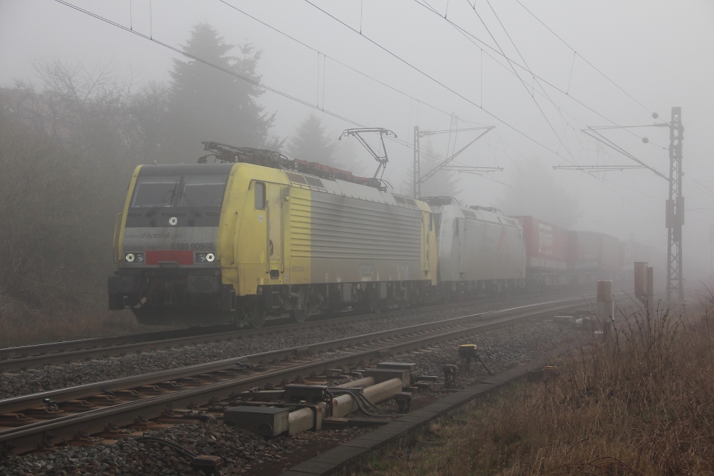 189 909 (ES 64 F4-009) mit einer TX Logistik 185er als Wagenlok und Aufliegerzug in Fahrtrichtung Sden. Aufgenommen bei Mecklar am 24.03.2012.