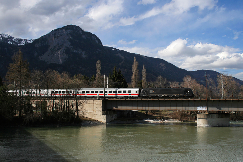 189 910 (?) mit EC 80 am 26.03.2010 auf der Innbrcke bei Brixlegg.
