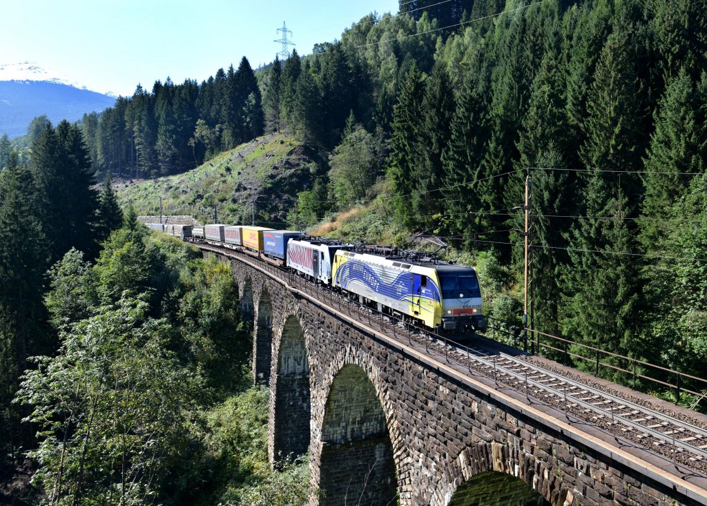 189 912 + 186 282 mit einem KLV am Hundsdorfer-Viadukt zwischen Angertal und Bad Hofgastein. Das Bild entstand am 16.09.2012.