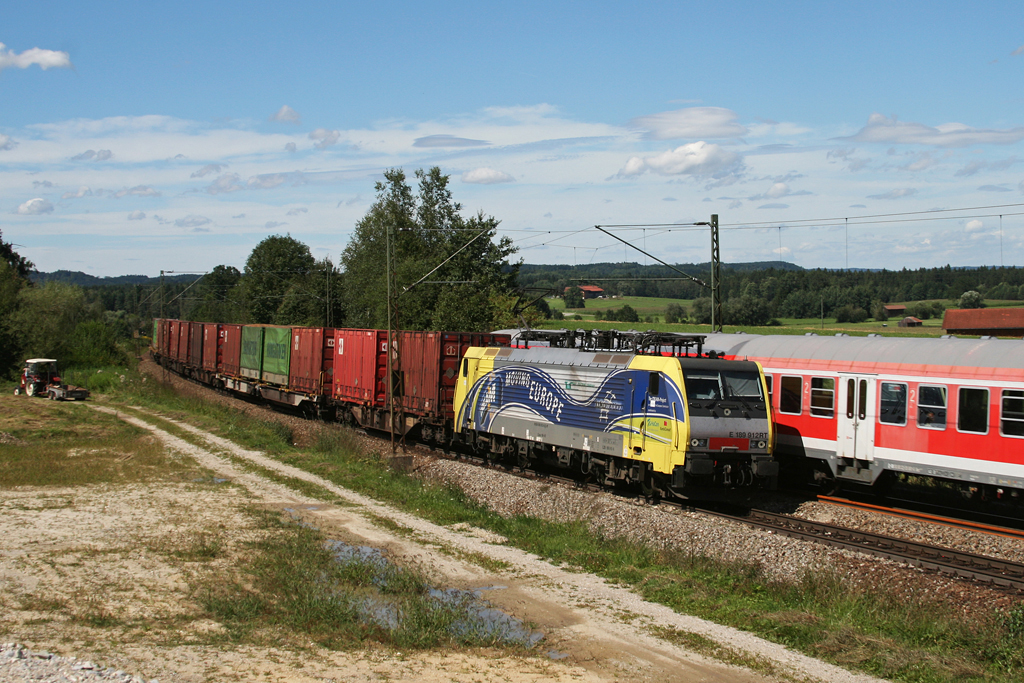 189 912 mit einem Gterzug am 26.08.2010 bei Ostermnchen.