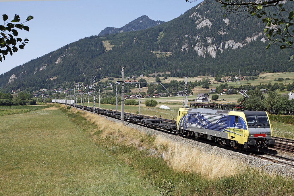 189 912 mit Gterzug 43561 bei Seiz am 3.08.2013.