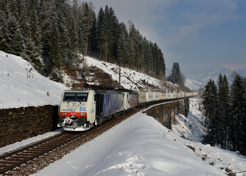 189 914 + 189 918 mit einem Ekol-KLV nach Triest am 23.02.2013 am Steinbach-Viadukt bei Bad Hofgastein.