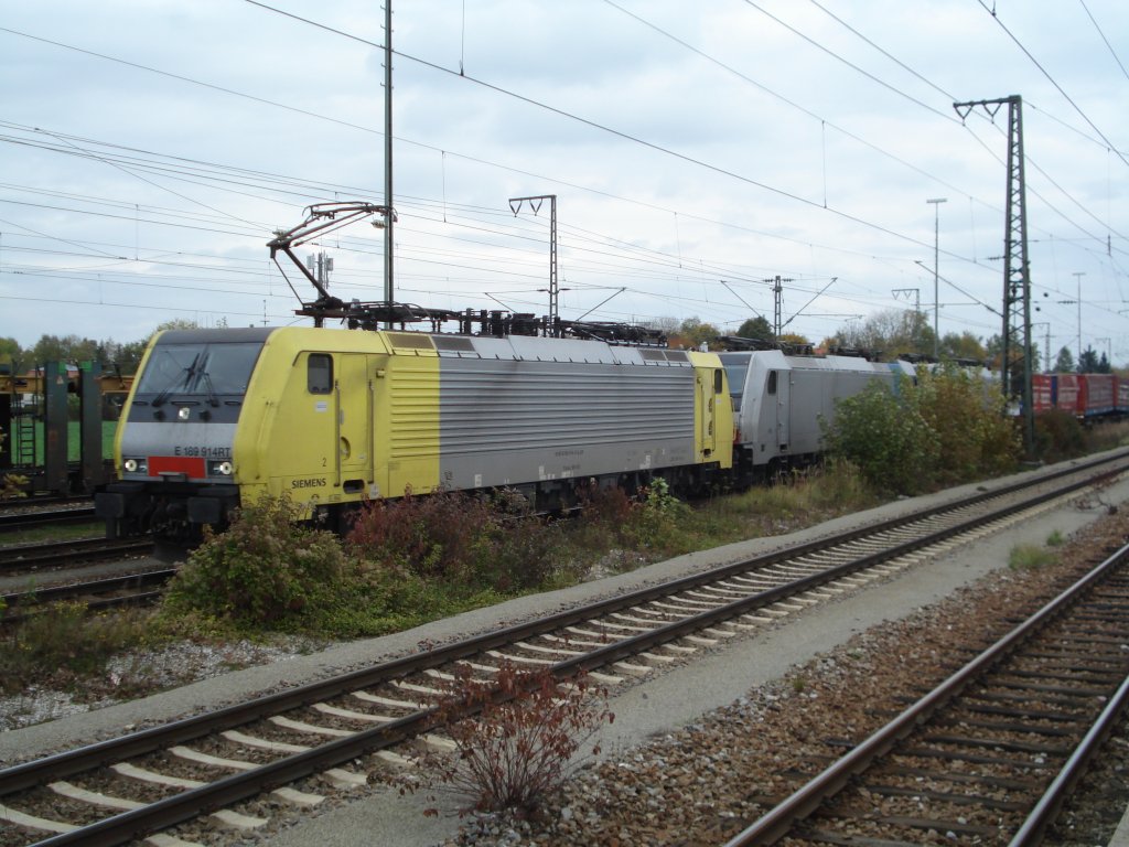 189 914 vor zwei abgebgelten Schwestermaschinen und einem Winner-Ganzzug am 19.10.10 im Bahnhof Mnchen-Trudering.
