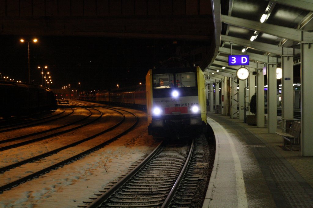 189 915-2 hlt am Samstagfrh gegen 6.45 Uhr (14.1.2012) mit Autoreisezug Hamburg-Bozen im Bahnhof Kufstein und wartet ca. 20 min auf die Weiterfahrt, weil er zu frh dran war. Letztes Jahr wurde noch die BR 182 von MRCE Eingesetzt.