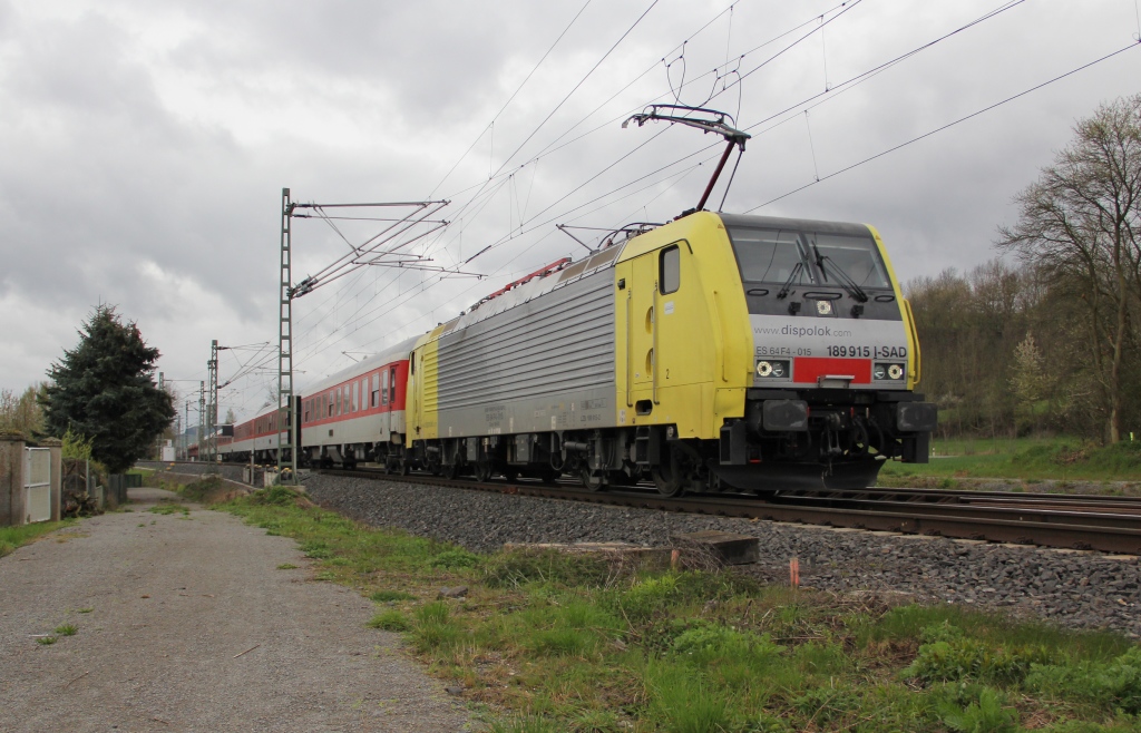 189 915 (ES 64 F4-015) bespannte am 24.04.2012 einen Autoreisezug in Richtung Norden. Aufgenommen kurz vor Eschwege West.