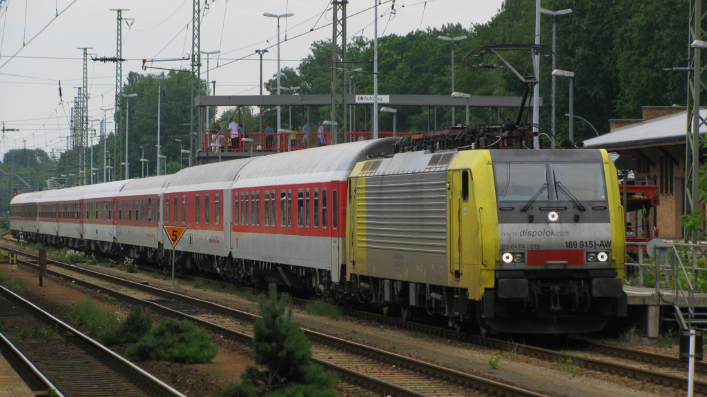 189 915 steht am 13.05.2011 mit dem AZ13307 nach Trieste Centrale in Berlin Wannsee zur Abfahrt bereit. In Krze werden hinten die Autowagen angekuppelt und in knapp 30 Minuten ist Abfahrt. 13.07.2011 
