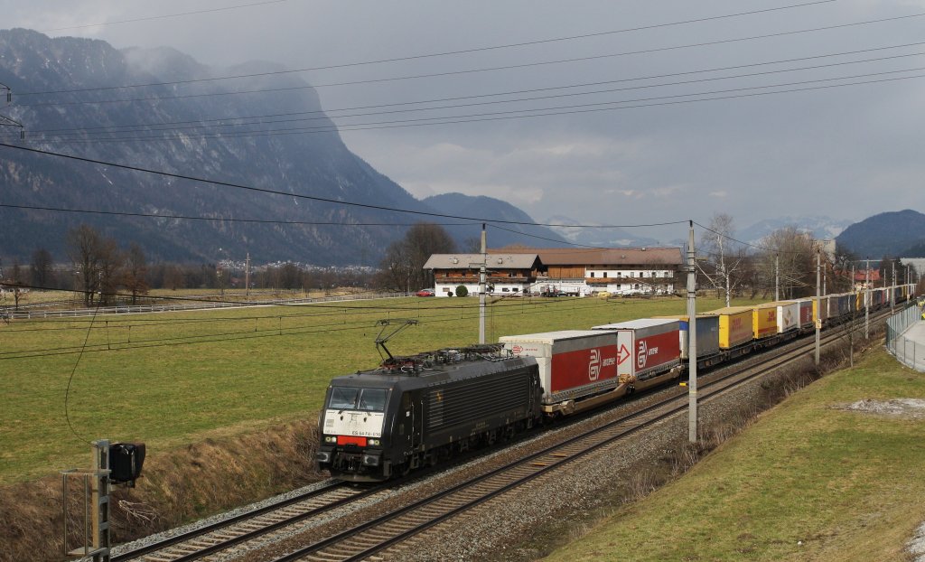 189 916-0 von TXL ist am 10.3.2013 nach Italien unterwegs, hier bei Kirchbichl im Inntal. 