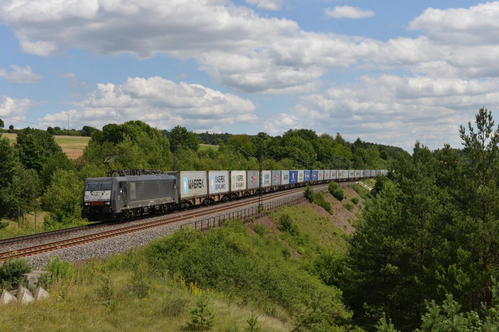 189 916 mit einen Boxxpress-Containerzug am 09.07.2012 unterwegs bei Laaber.