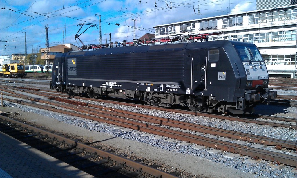 189 916 von MRCE durchfhrt am 02.11.2012 den Regensburger Hbf. 