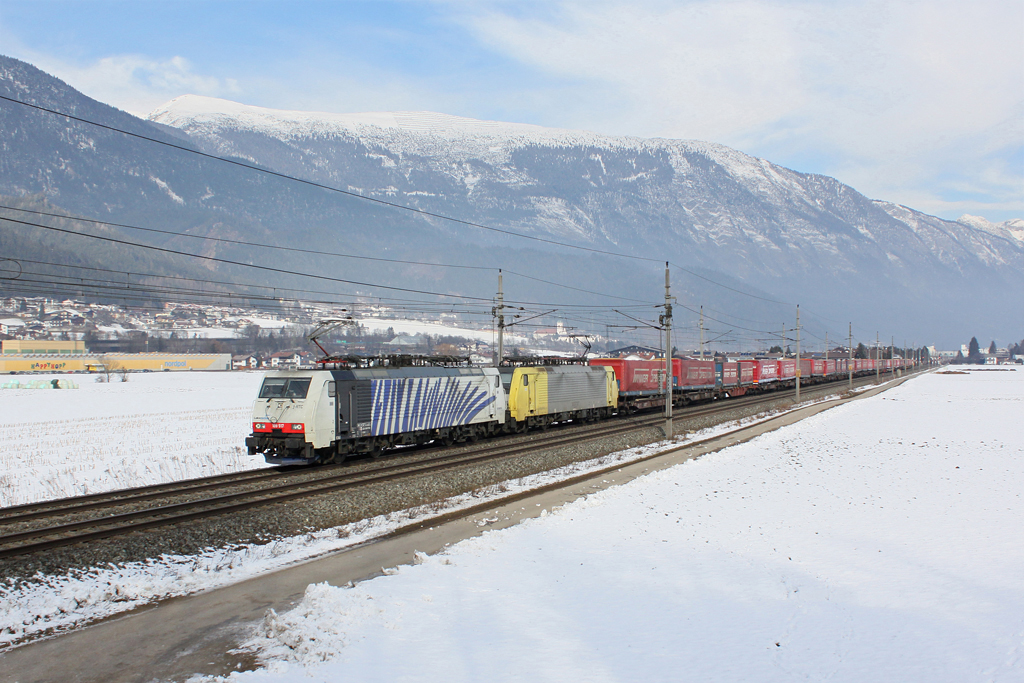 189 917 ist eine von aktuell zwei 189 im Zebra Design, weitere werden folgen. Am 29.01.2011 bespannte sie zusammen mit 189 931 den Winner KLV Zug DGS 43139. Aufgenommen im Inntal bei Schwaz.