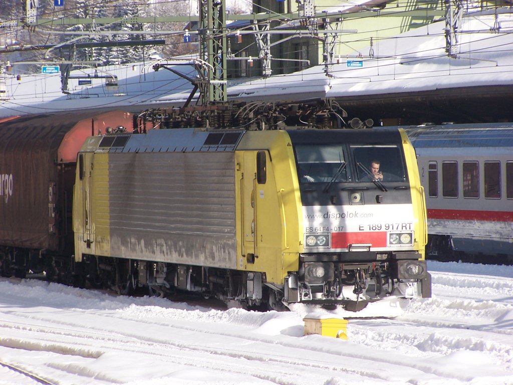 189 917 der Dispolok, mit einem Gterzug in Richtung Italien, am 07.01.2010 im Bahnhof Brenner.