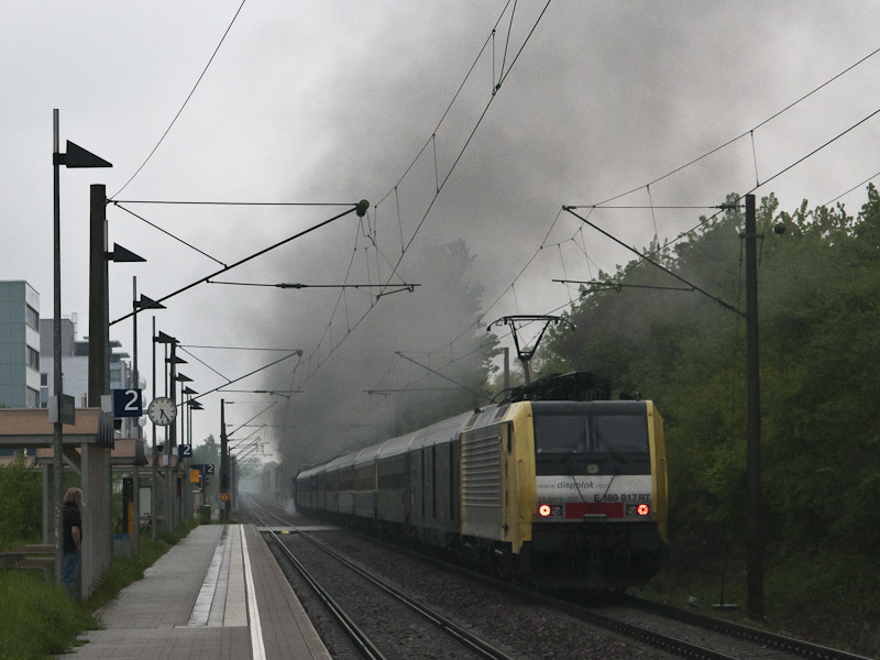 189 917 schob am 1. Mai 2010 den Sonderzug mit 01 1066 von Romanshorn nach Nrnberg nach. Hier bei der Durchfahrt von Konstanz-Wollmatingen.