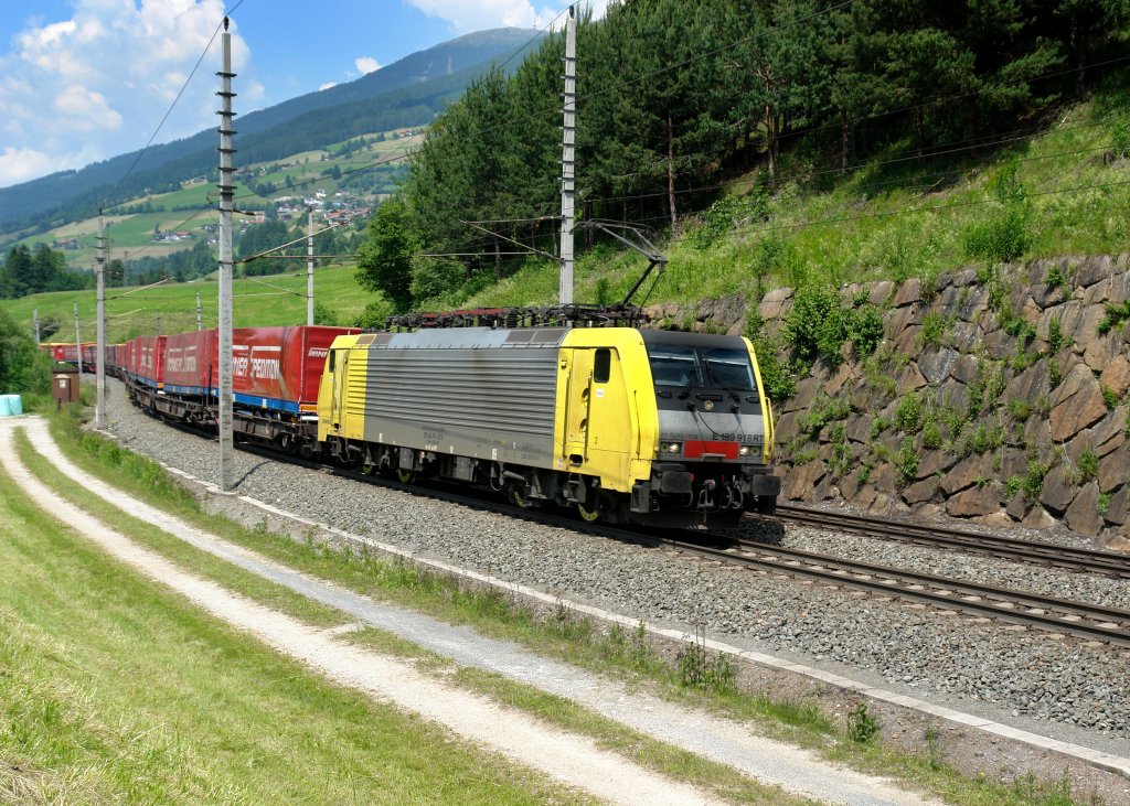 189 918 mit dem Winner-KLV am 26.06.2010 unterwegs bei Matrei am Brenner.