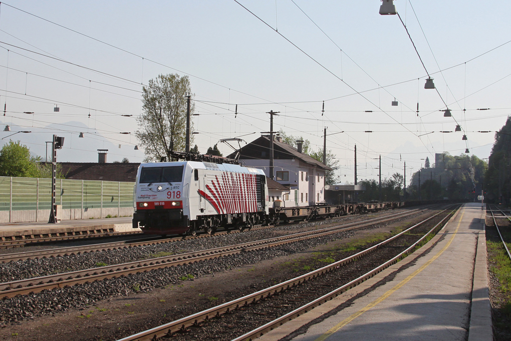 189 918 mit einem Gterzug am 23.04.2011 in Brixlegg.