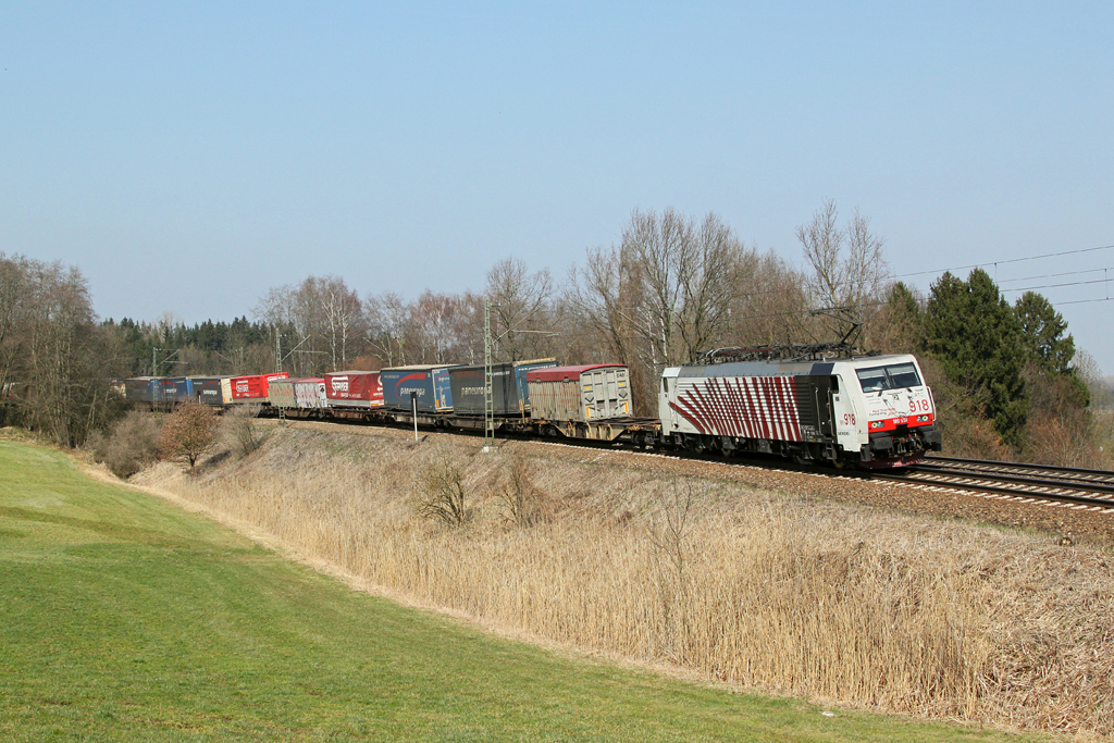 189 918 mit einem KLV Zug am 23.03.2012 bei Gro�karolinenfeld.