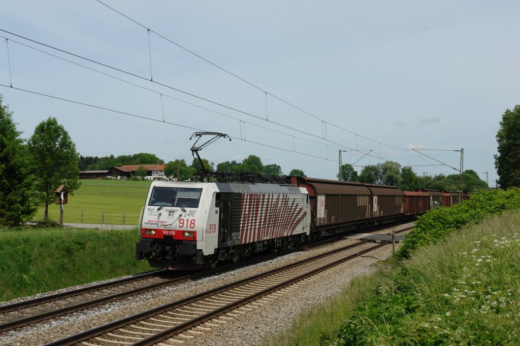 189 918 von RTC mit einem Gterzug auf dem Weg nach Salzburg am 29.05.11 unterwegs am B Vogl.