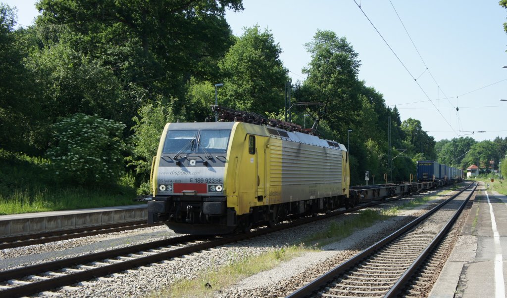 189 923 mit einem KLV-Zug am 25.05.11 im Bahnhof Aling.