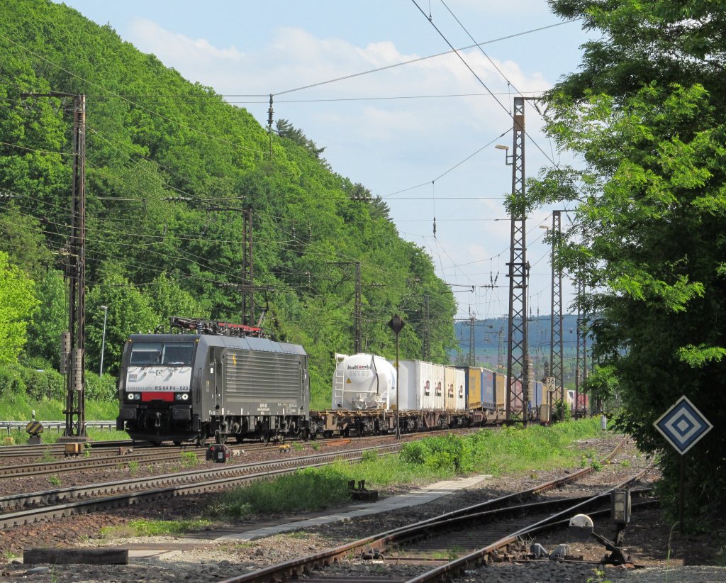 189 923 der MRCE ist am 21. Mai 2012 mit einem KLV bei Gemnden am Main unterwegs.