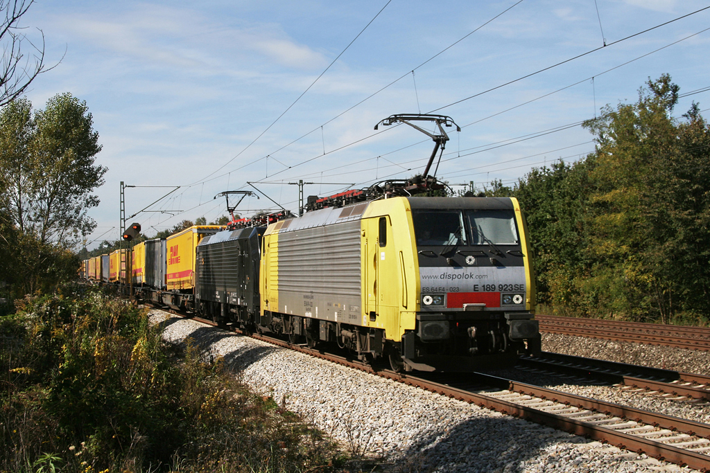 189 923 und eine schwarze 189 mit KLV Zug am 03.10.2010 bei Haar.