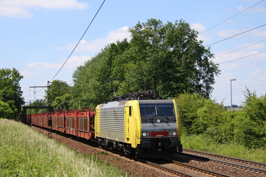 189 923SE durchfhrt am 03.06.'11 Ahlten mit einem Leerzug aus Autotransportwagen