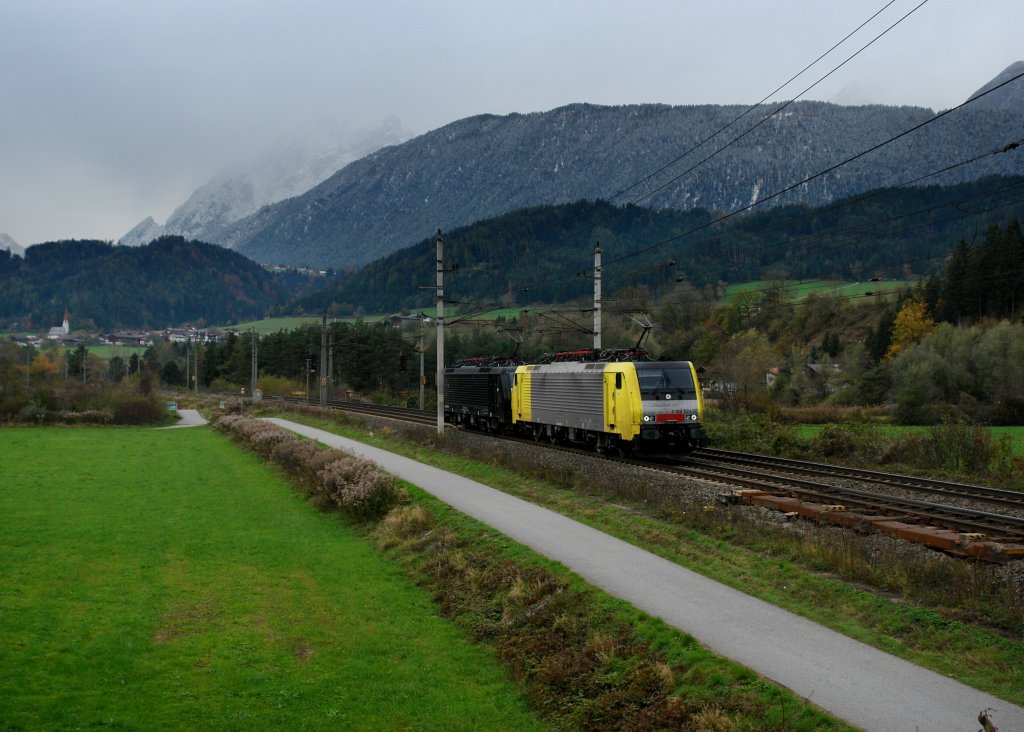189 924 + 189 103 als Lz nach Kufstein am 30.10.2012 unterwegs bei Terfens.