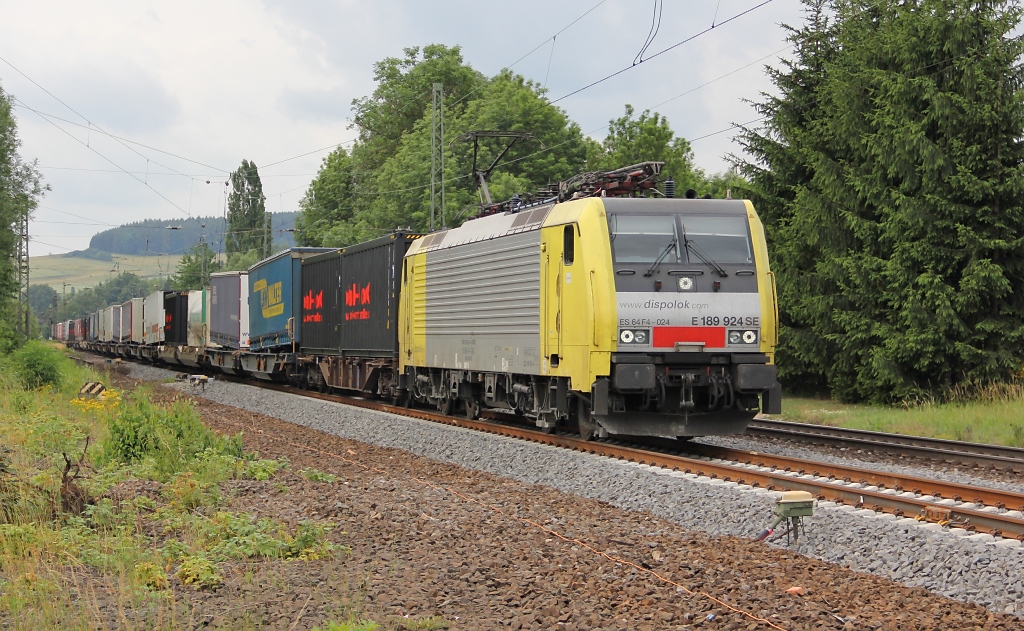 189 924 (ES 64 F4-024) mit Containerzug in Fahrtrichtung Norden. Aufgenommen am B Eltmannshausen/Oberhone am 25.06.2011.