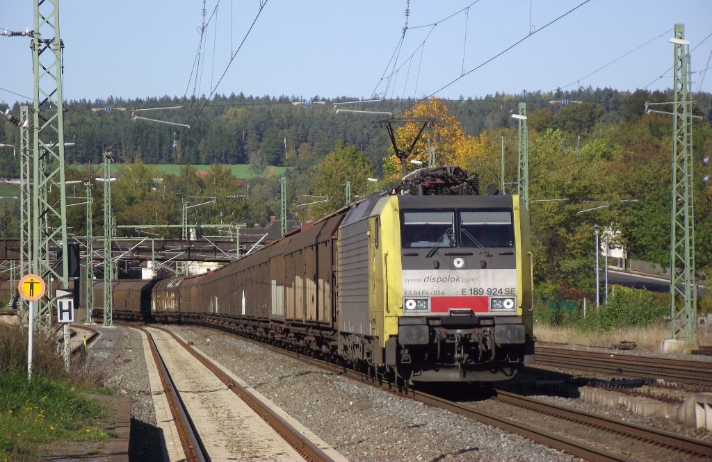 189 924 zieht am 16. Oktober 2011 einen Schiebewandwagenzug durch Kronach.