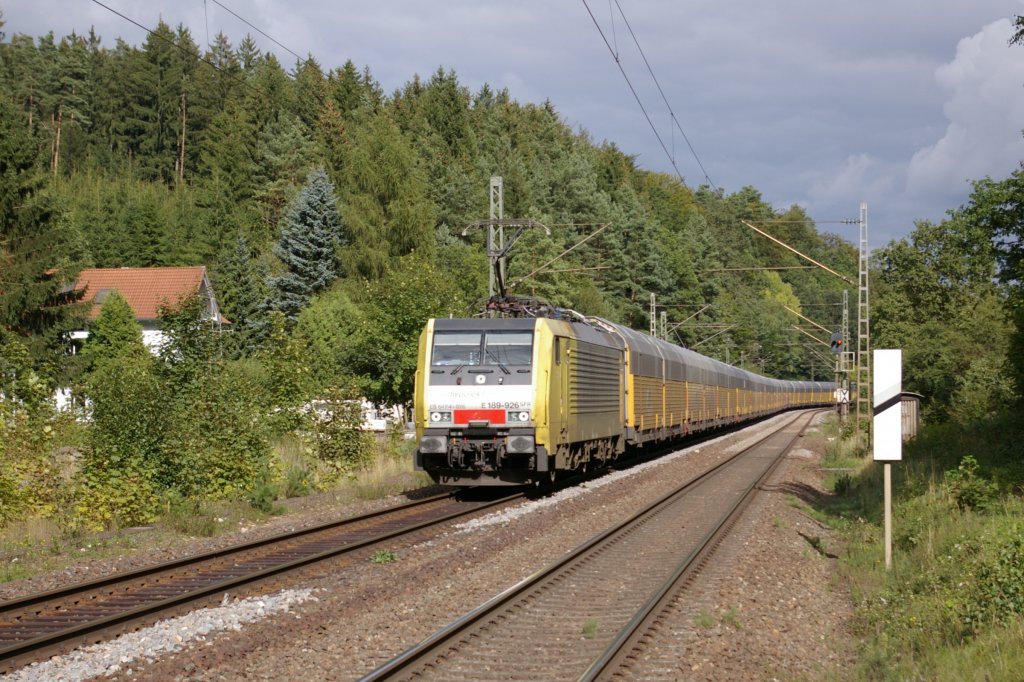 189 926-6 oder ES 64 F4-026 fhrt am 01.09.2010 mit einem langen Ganzzug aus geschlossenen Autotransportwagen bei Deining in Richtung Nrnberg.