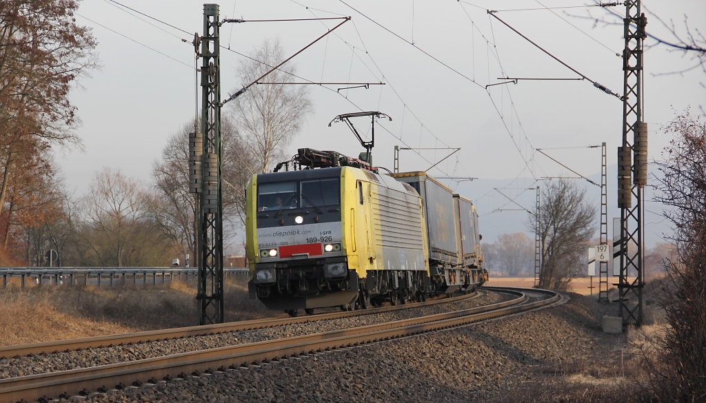 189 926 (ES 64 F4-026) legt sich mit ihrem Aufliegerzug kurz vor Wehretal-Reichensachsen in Richtung Sden in die Kurve. Aufgenommen am 22.02.2012.