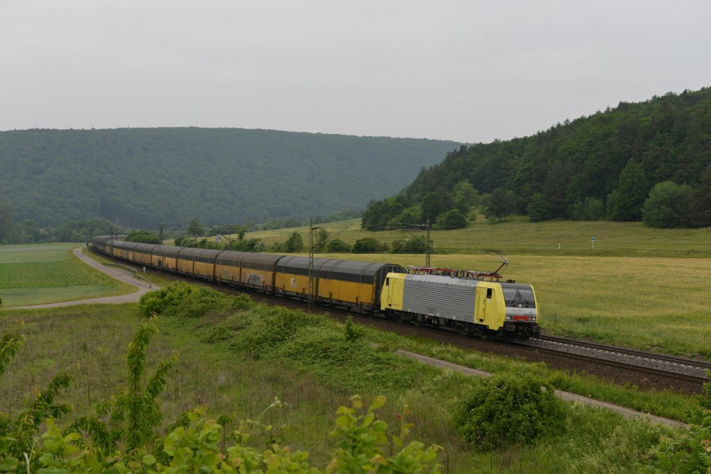 189 926 mit einem ARS-Zug Richtung Wrzburg am 02.06.2012 unterwegs bei Harrbach.