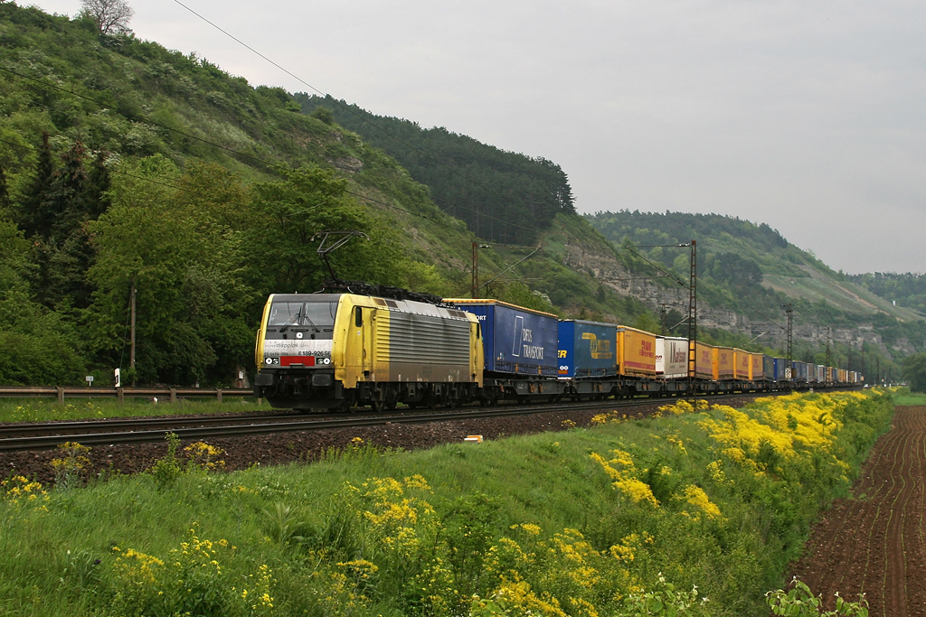 189 926 mit KLV Zug am 08.05.2010 bei Karlstadt im Maintal.