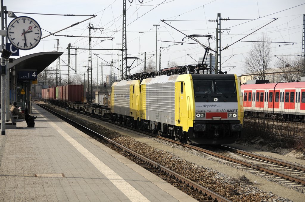 189-930 RT mit Schwesterlok vor einem Container-Tragwagenzug in Durchfahrt Trudering am 20. Mrz 2010 whrend des Bahnbilder-treffens in Mnchen.