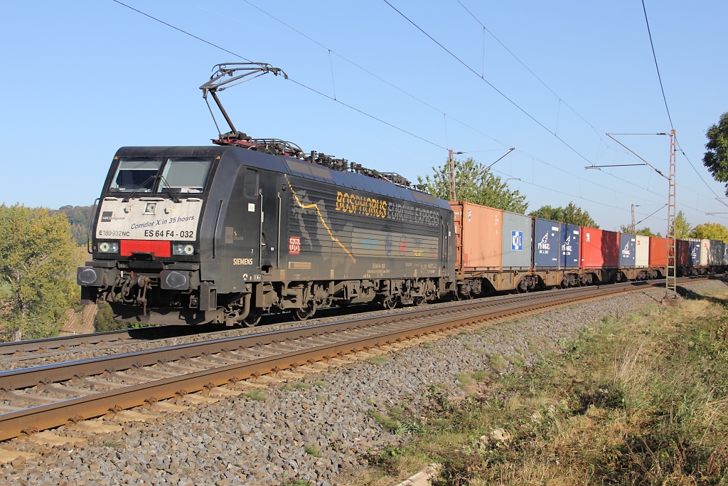 189 932 (ES 64 F4-032) kam am 15.10.2011 mit Containerzug in Fahrtrichtung Sden bei Hebenshausen vorbei.